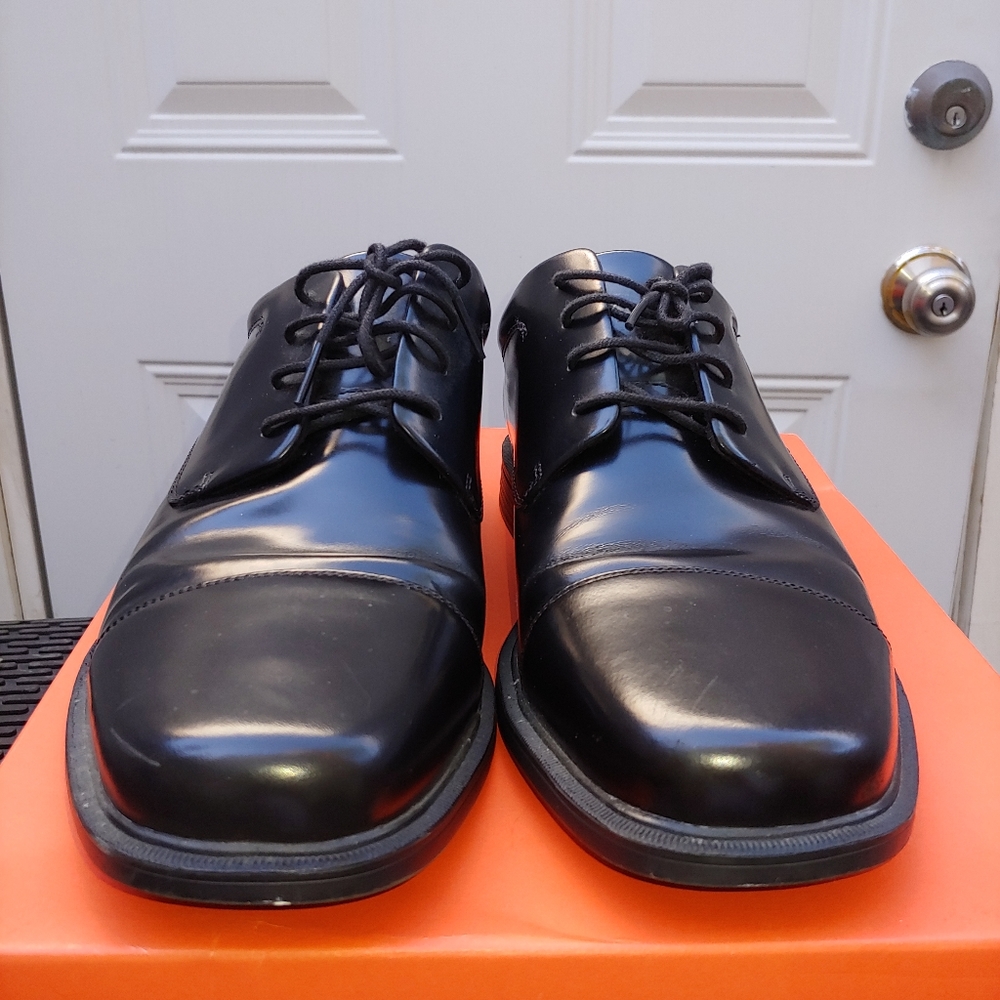 Black mens Rockport lace up dress shoe used.
